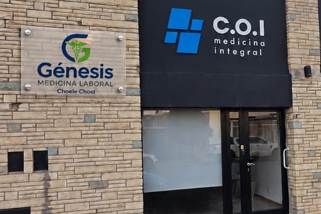 Frente de la sede de Choele Choel, con la placa de Génesis Medicina Laboral
