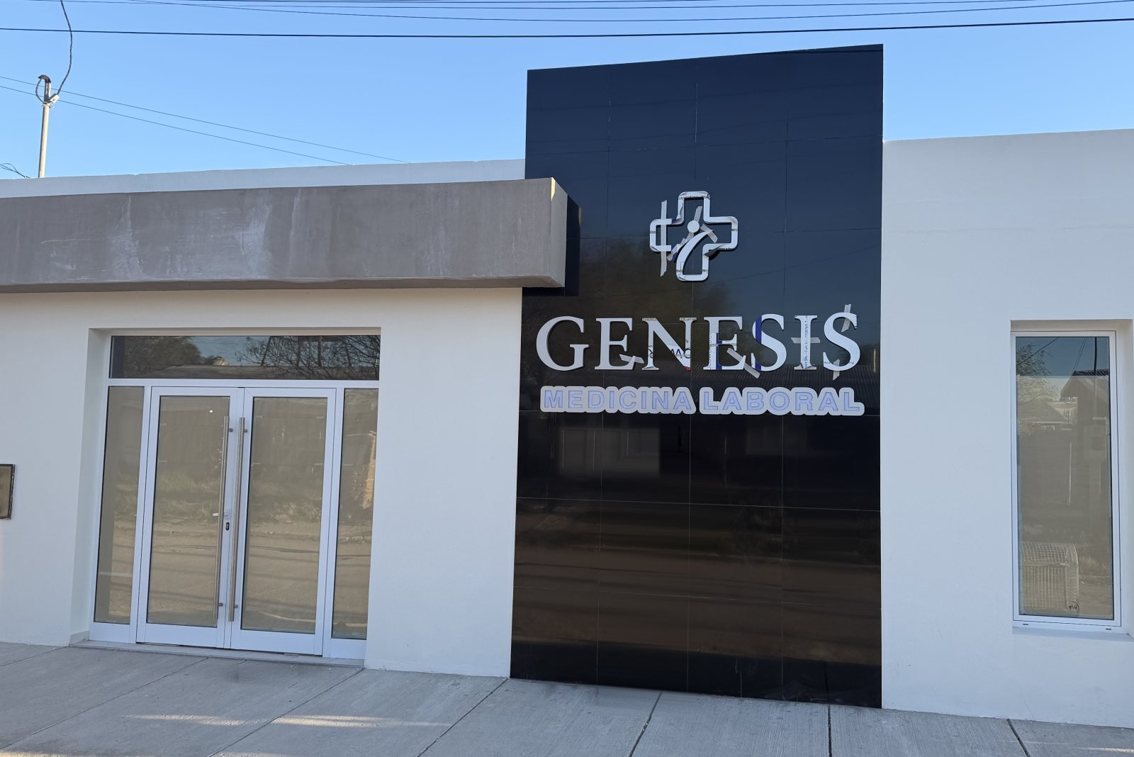 Frente de la sede de Sierra Grande, con el cartel de Génesis Medicina Laboral
